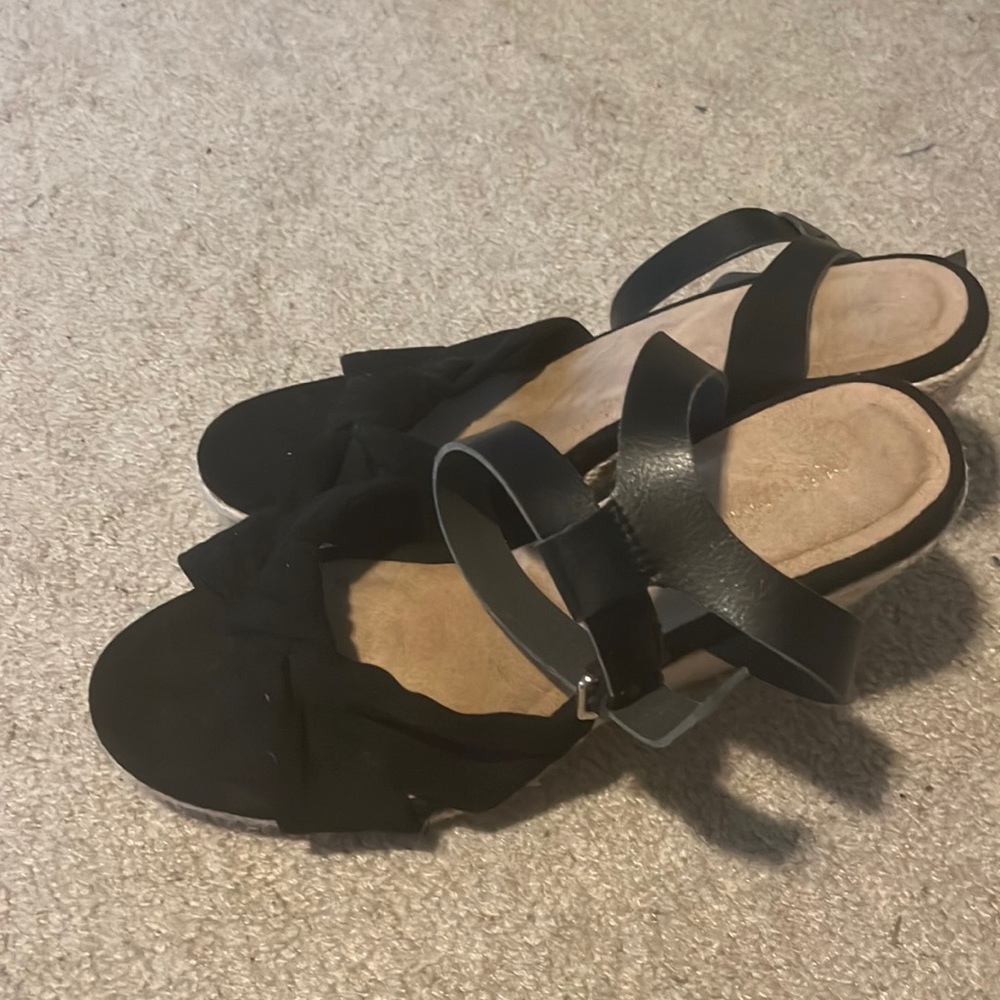 Black knot suede Wedges